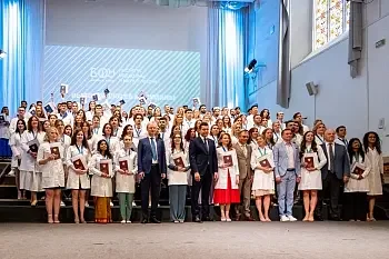 Губернатор вручил дипломы выпускникам-медикам БФУ имени Иммануила Канта