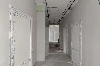 Продолжается капитальный ремонт врачебной амбулатории в поселке Ясном под Славском